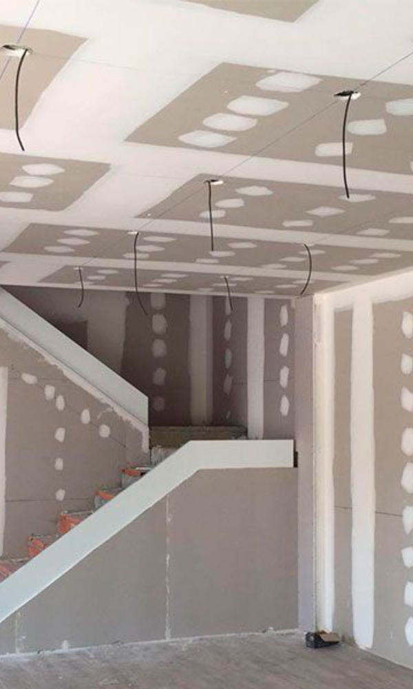 Instalación de techo de pladur en vivienda moderna con acabados lisos y nivel profesional