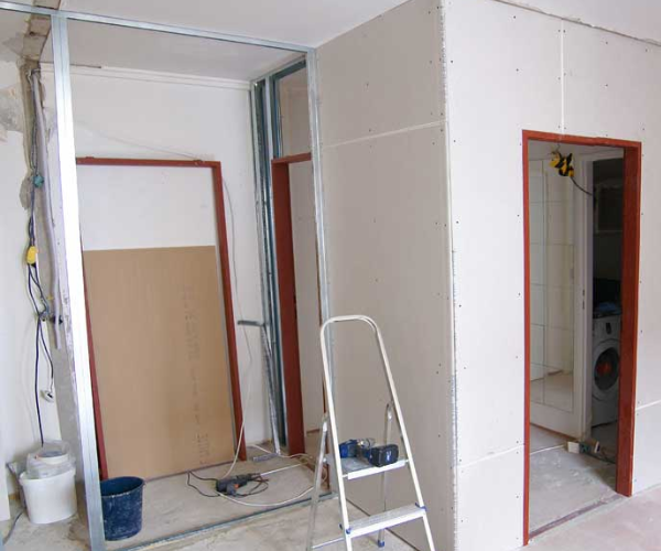 Revestimiento de pared con pladur en pasillo interior durante una reforma.